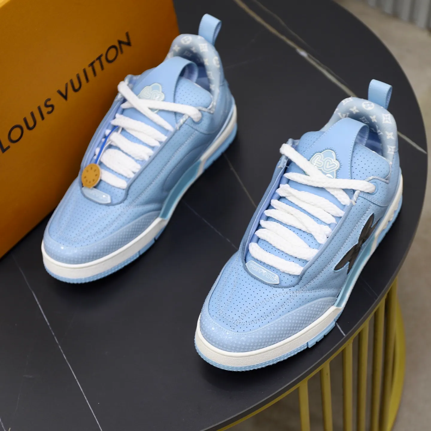 Ex-factory price: 860💰LV Couple👫Louis Vuitton TRAINER sneakers classic Louis Vuitton men's artistic director Virgil Abloh picked inspiration to create this LV Trainer sneaker. Yingze crystal inlays present a colorful effect. VS can be matched with two gorgeous effect colors. The LV letter logo badge on the tongue is gorgeous and noble. The LV letter is decorated on the side. The outsole is decorated with a Monogram flower pattern. It shows the trend of elegance and nobility! Men's and women's models: 35-46